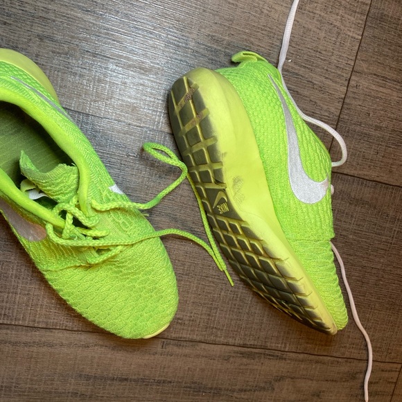 NIKE SHOES - Picture 2 of 5